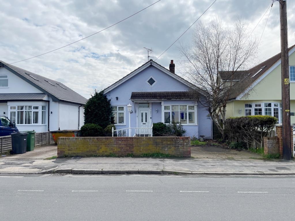 Lot: 93 - DETACHED BUNGALOW FOR IMPROVEMENT - 19 Clare Road Braintree detached bungalow with driveway